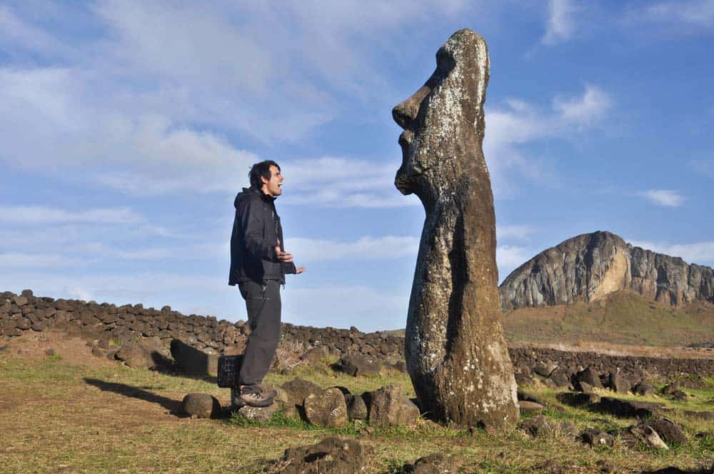 parlando con i moai isola di pasqua
